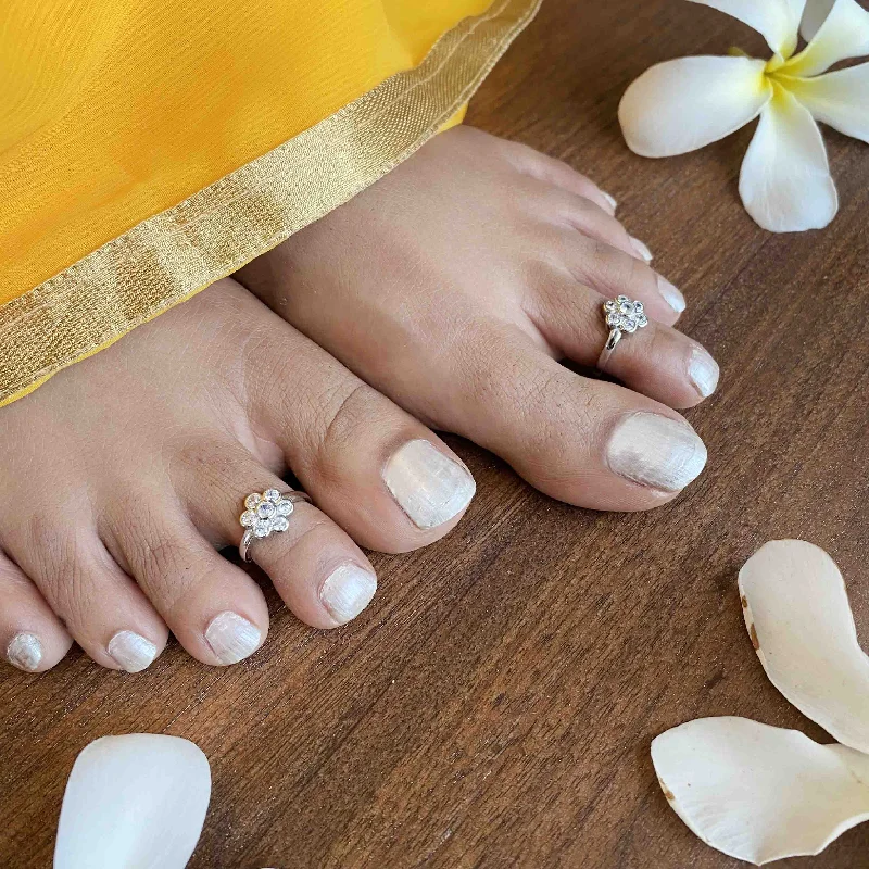 Beautiful Jewelry, Breathtaking Discounts – Hurry In Silver Shining Flower Toe Ring